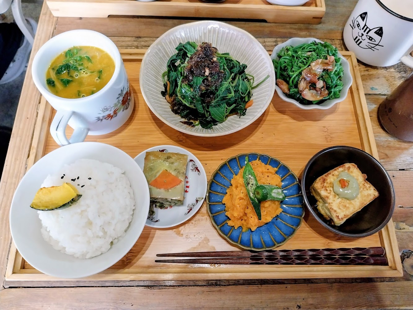 日式素食套餐含豆腐蔬菜與味噌湯