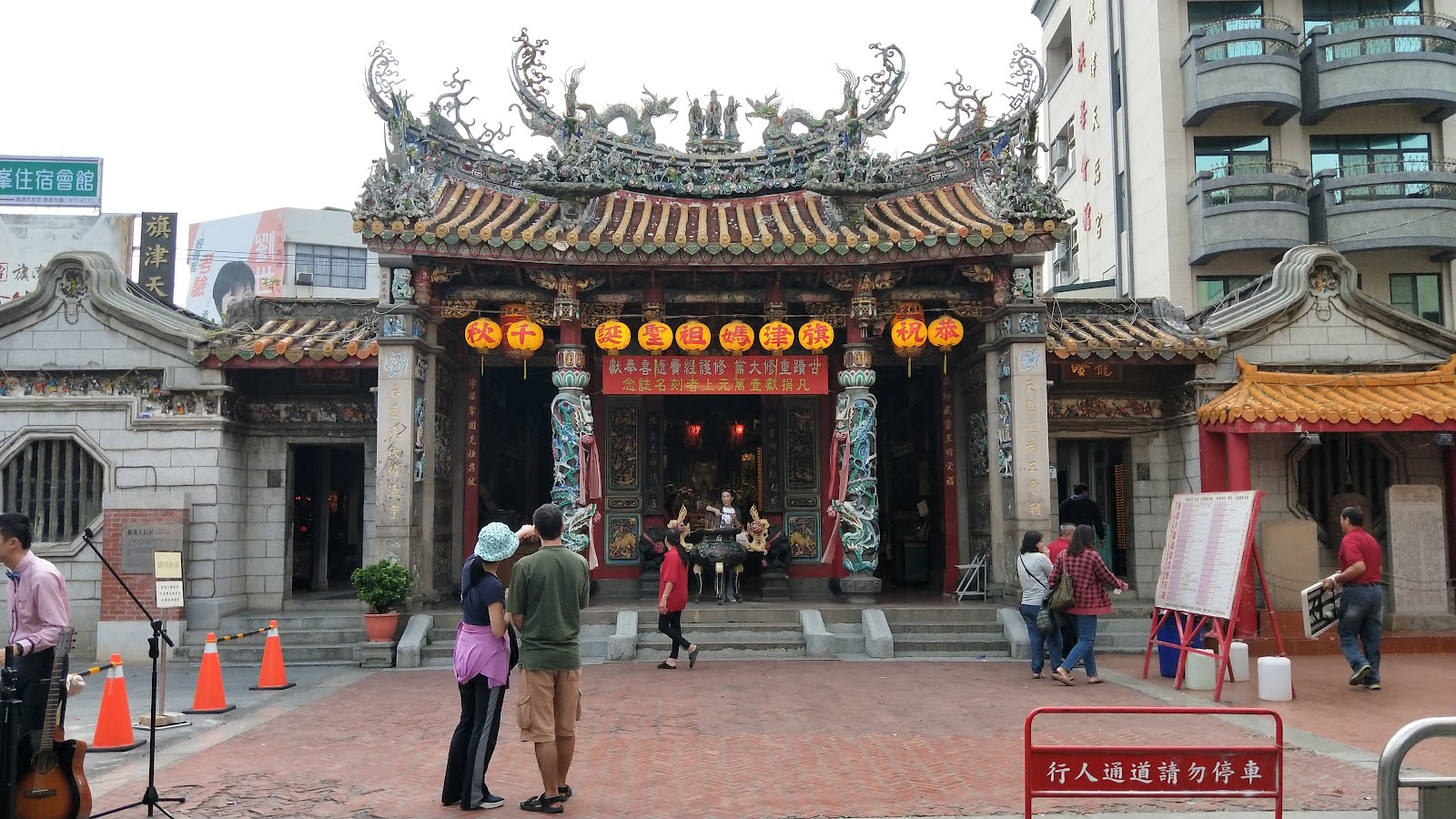 旗津天后宮廟正面，黃色燈籠，旗津老街必訪景點