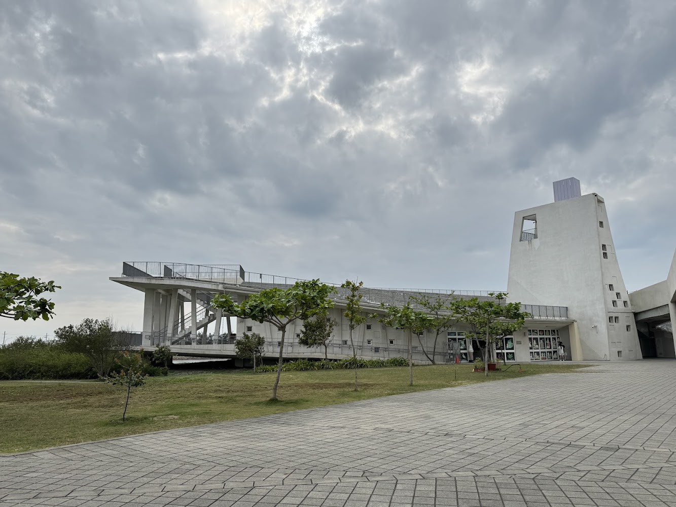 成功鹽體驗館建築白色外觀