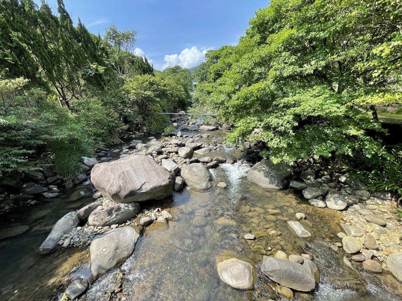 清澈溪流與石頭自然景觀