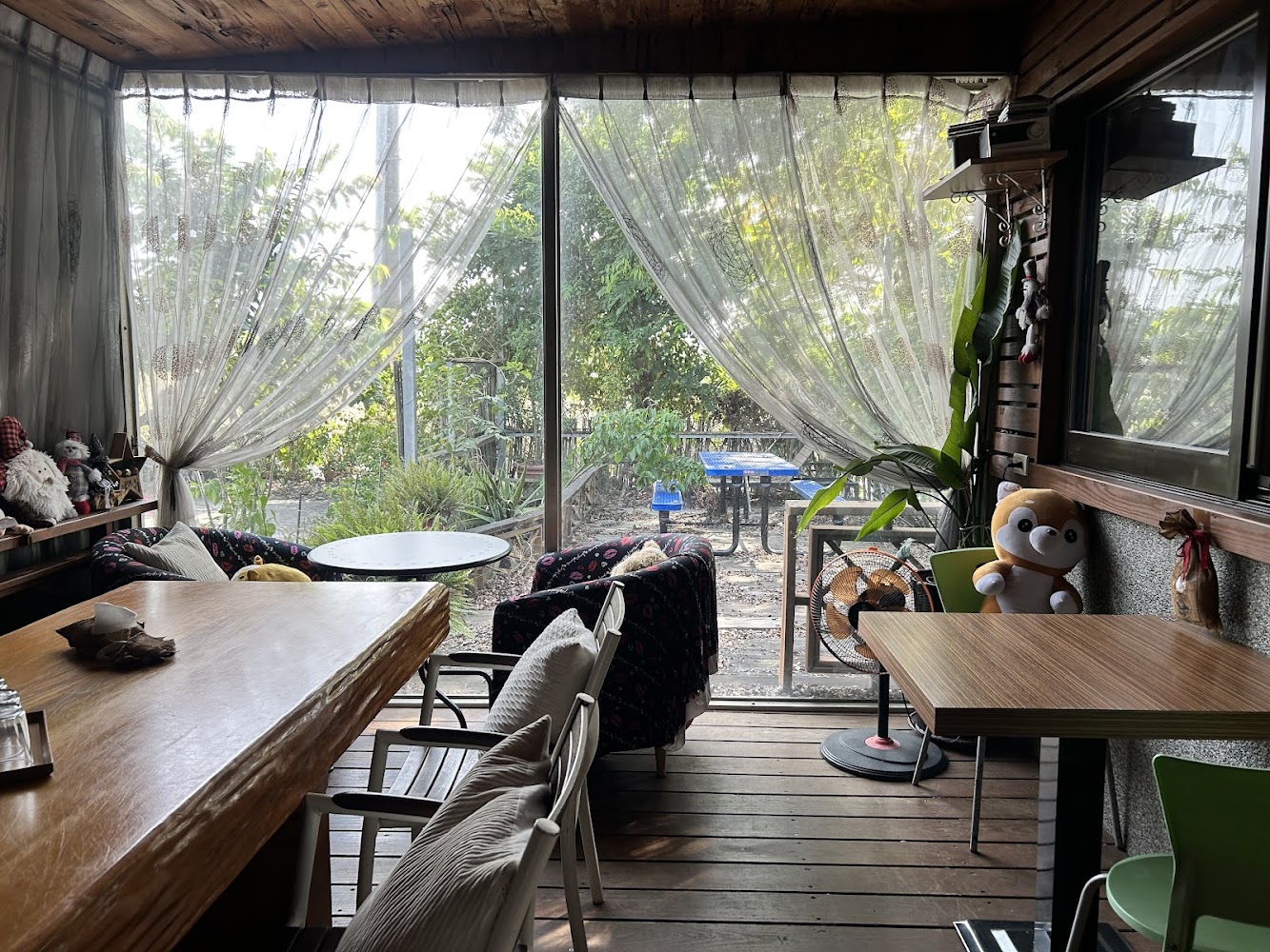覓境咖啡屋窗邊座位與沙發區