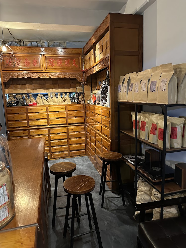 一兩十錢青草舖店內大量木製中藥櫃