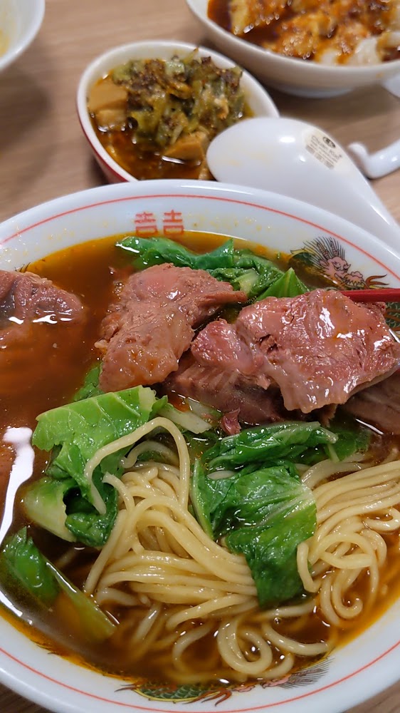 川味麵典牛肉麵大塊牛腱與濃郁湯頭