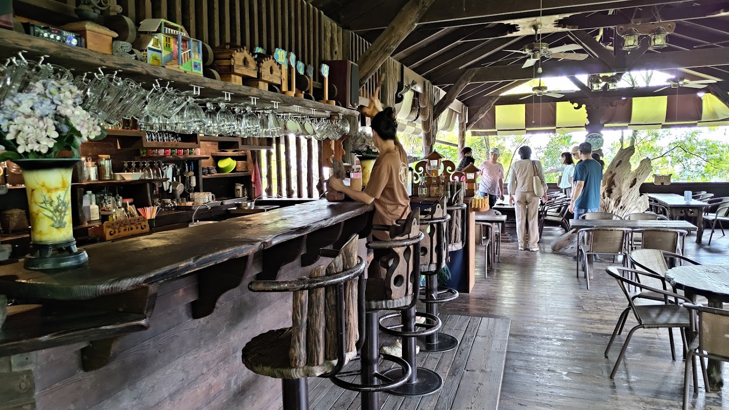 仙徠山莊景觀餐廳室內吧台與木質裝潢