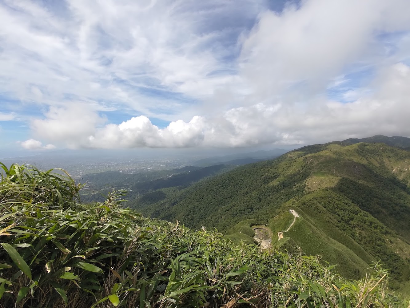 三角崙山遠方山巒與雲海風景