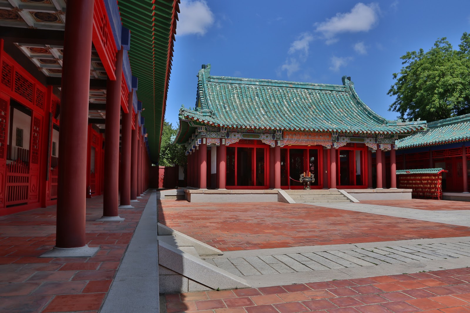 台南延平郡王祠廟院廊道側面廣角