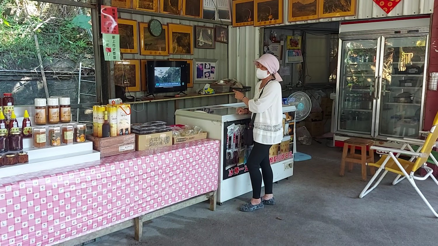 販售當地農產品與蜂蜜的小店