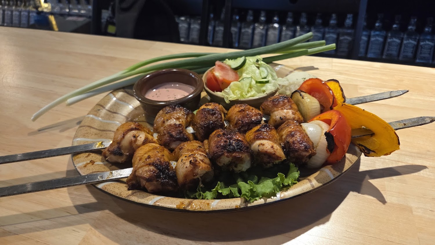 烤雞肉串搭配生菜沙拉與沾醬