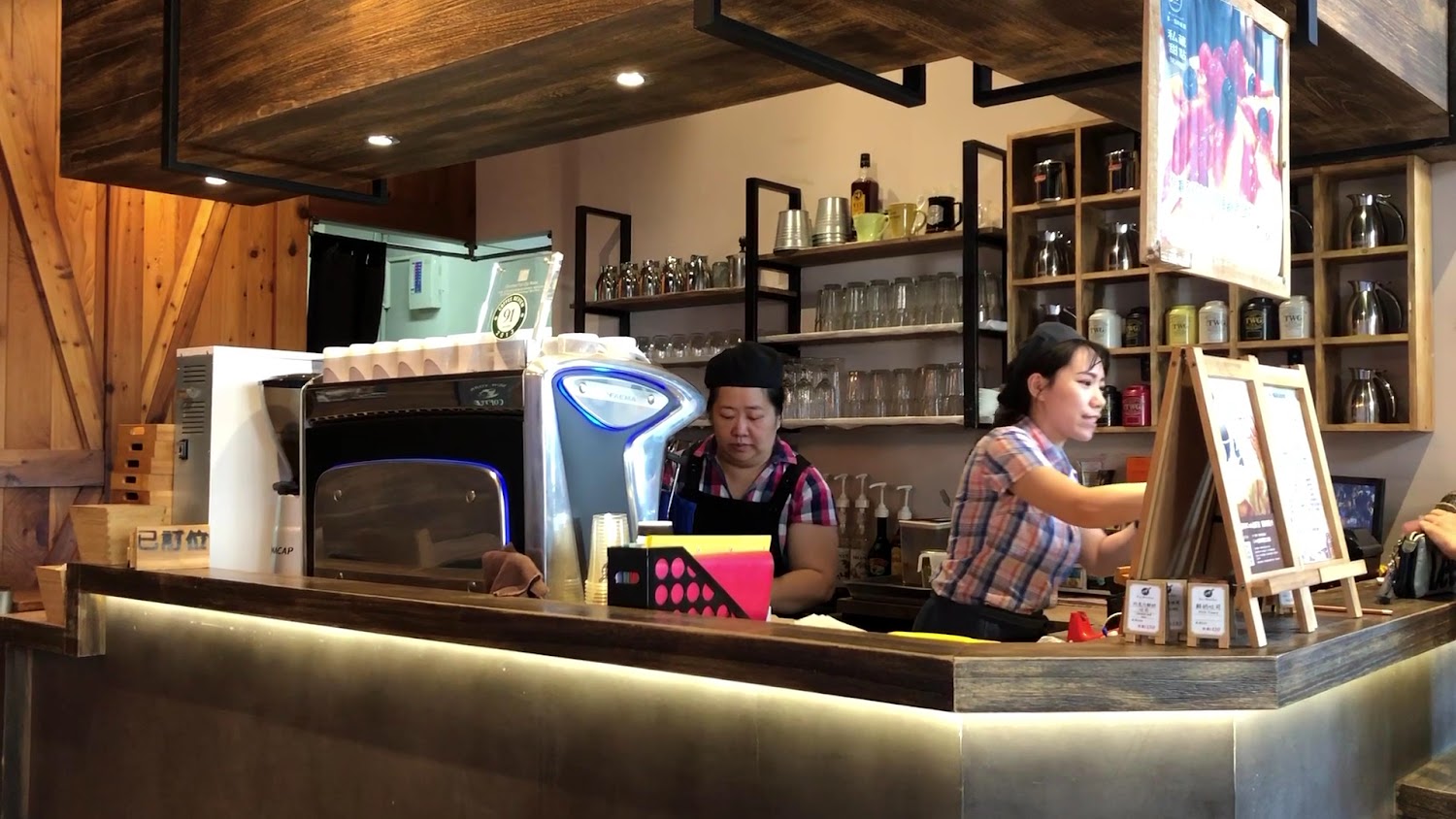 多一點咖啡櫃檯空間與店員作業區