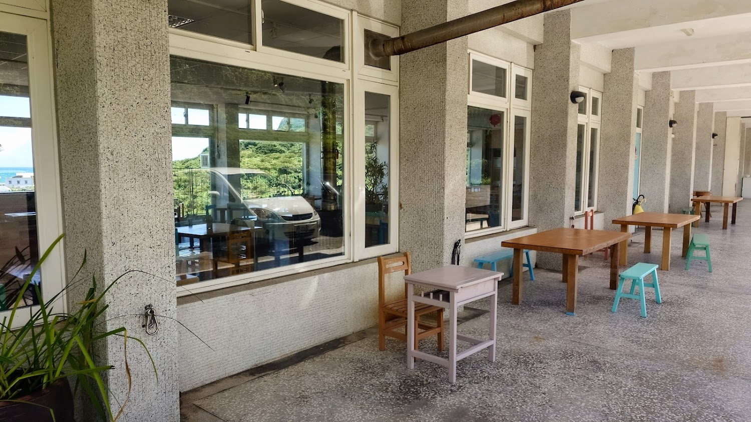白日夢Tea Cafe木桌與彩色椅走廊空間