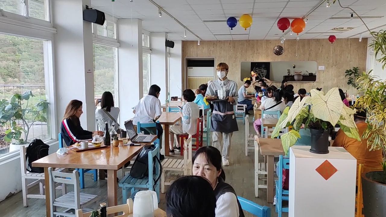 白日夢Tea Cafe室內有客人聊天用餐的悠閒氛圍
