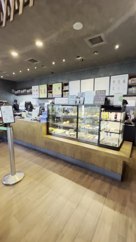 星巴克烏日中山門市櫃檯與甜點區