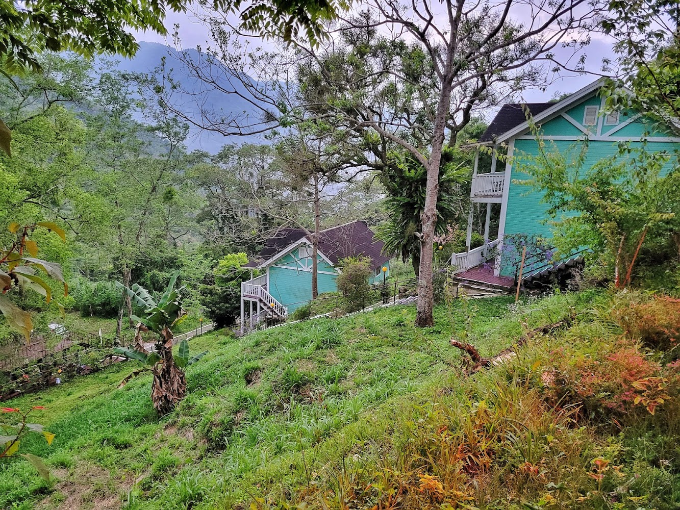 天藍色木屋與山景