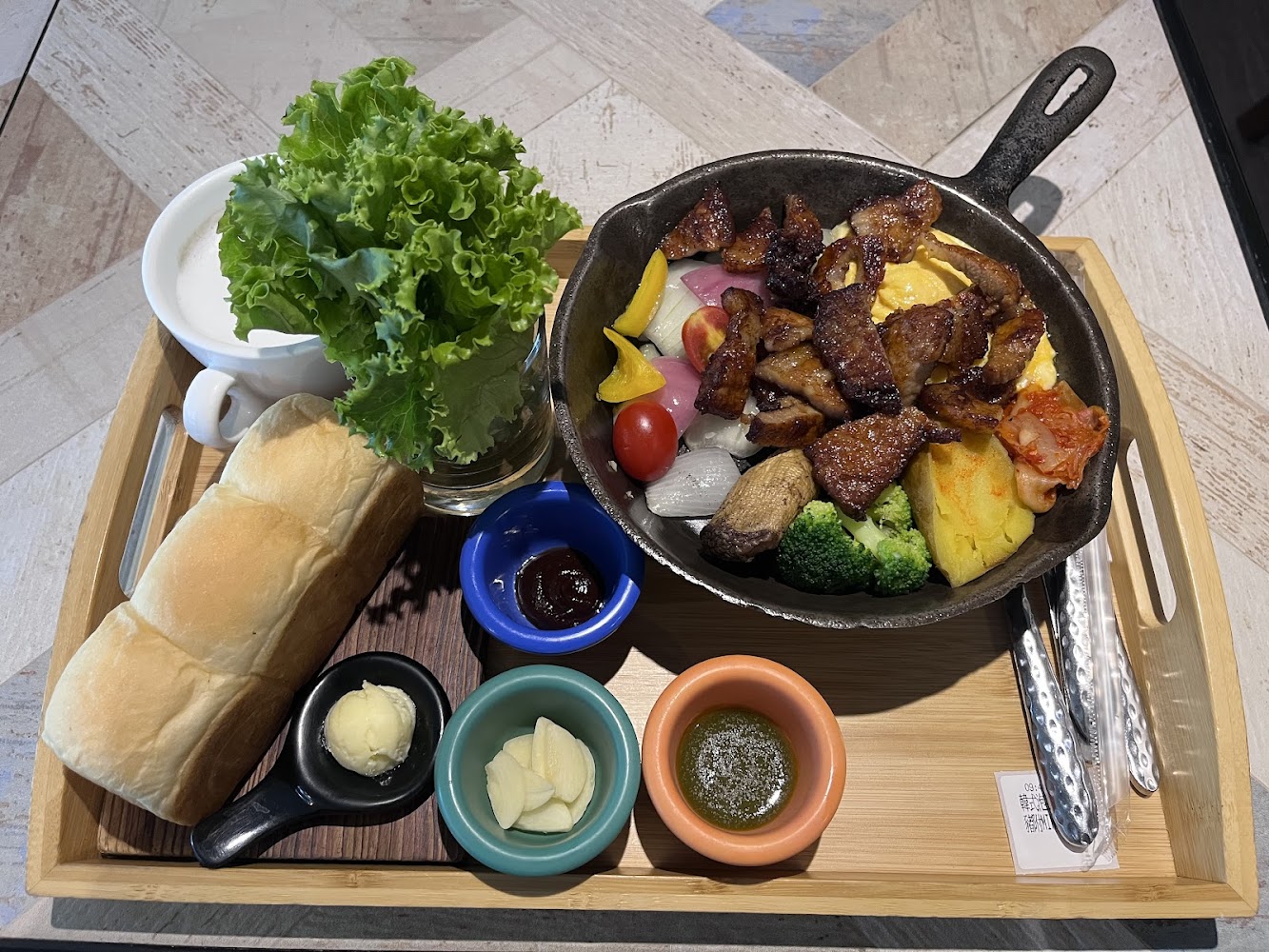 多一點咖啡鐵鍋肉片蔬菜早餐組合
