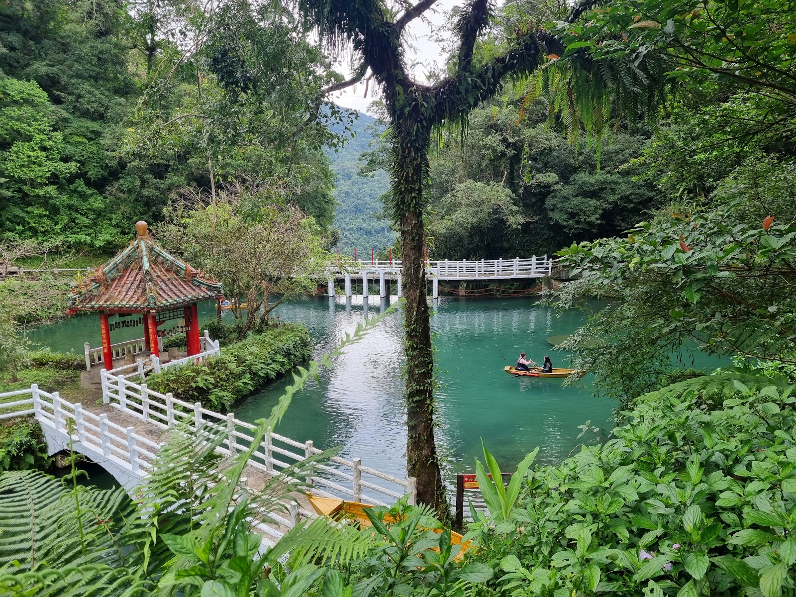 雲仙樂園湖上泛舟，傳統亭台與白色拱橋相映成趣，翡翠湖水清澈