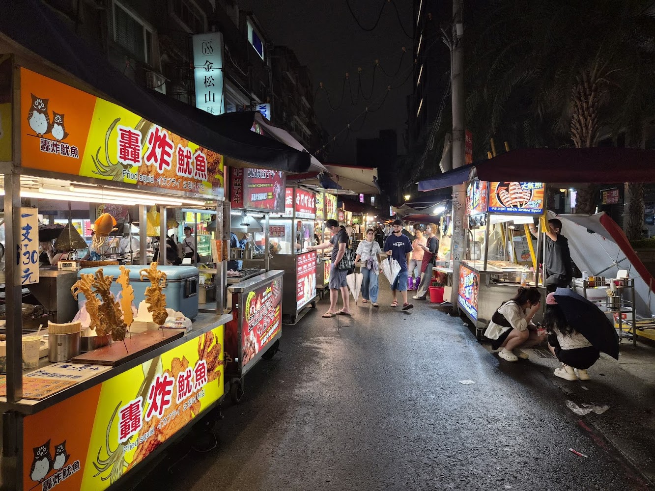饒河夜市街景與多個小吃攤位