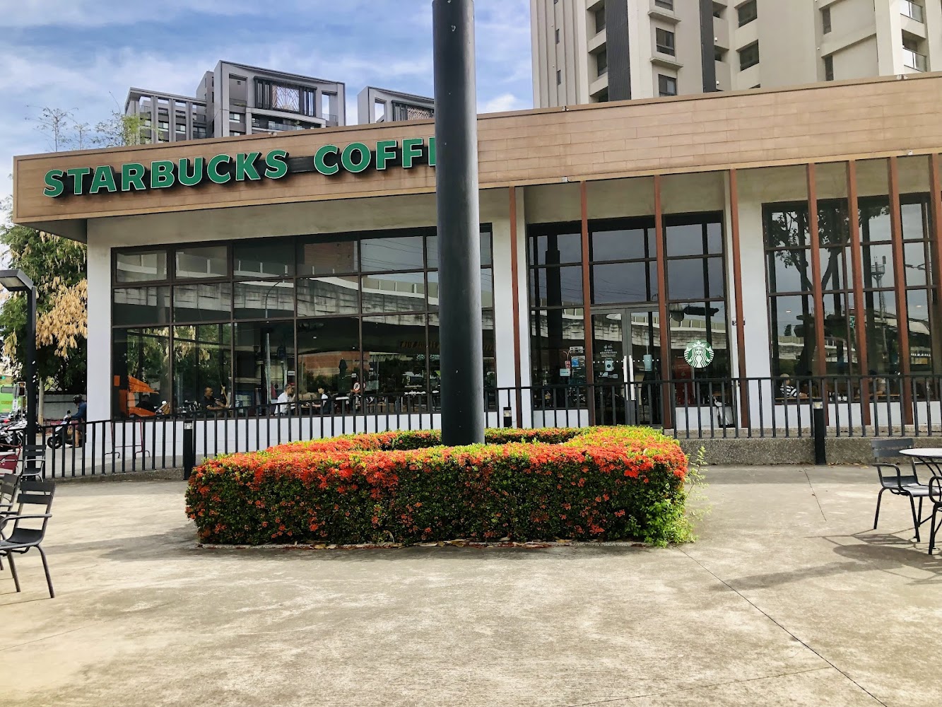星巴克文心大慶門市外觀與綠意