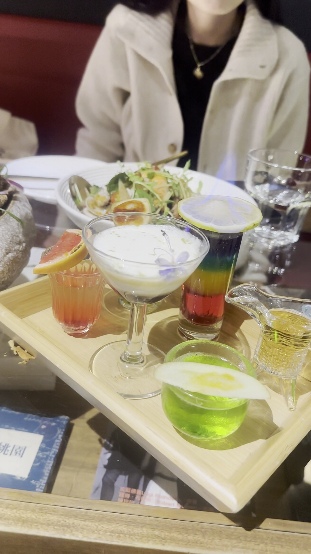 一酒點意美術館多款繽紛飲品拼盤