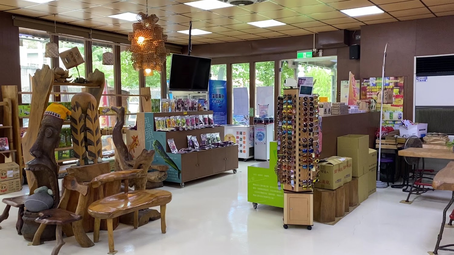 店內展示櫃與在地特色商品區