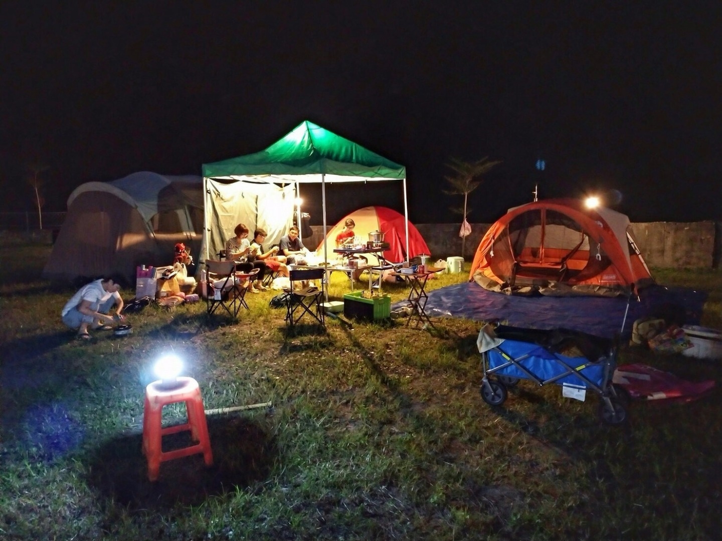 五六露營農場夜晚彩色帳篷燈光松林