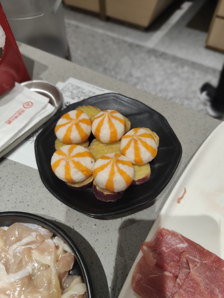 精緻火鍋料盤中有白色橘紋丸子與地瓜片擺盤