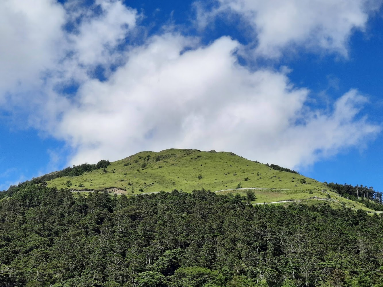 合歡山管理站小風口下停車場周邊山丘與藍天