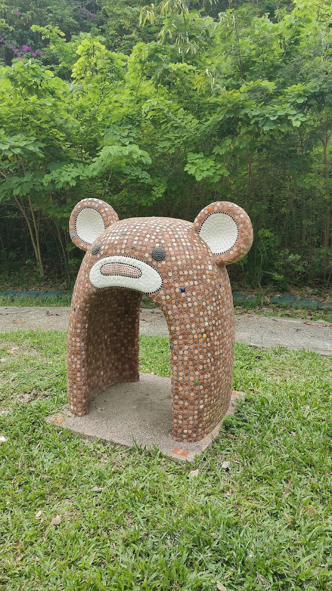 蘭潭水庫湖畔步道，湖水清澈，波光粼粼