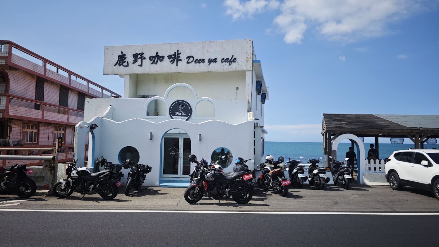 鹿野咖啡白色外觀與海邊停車景象