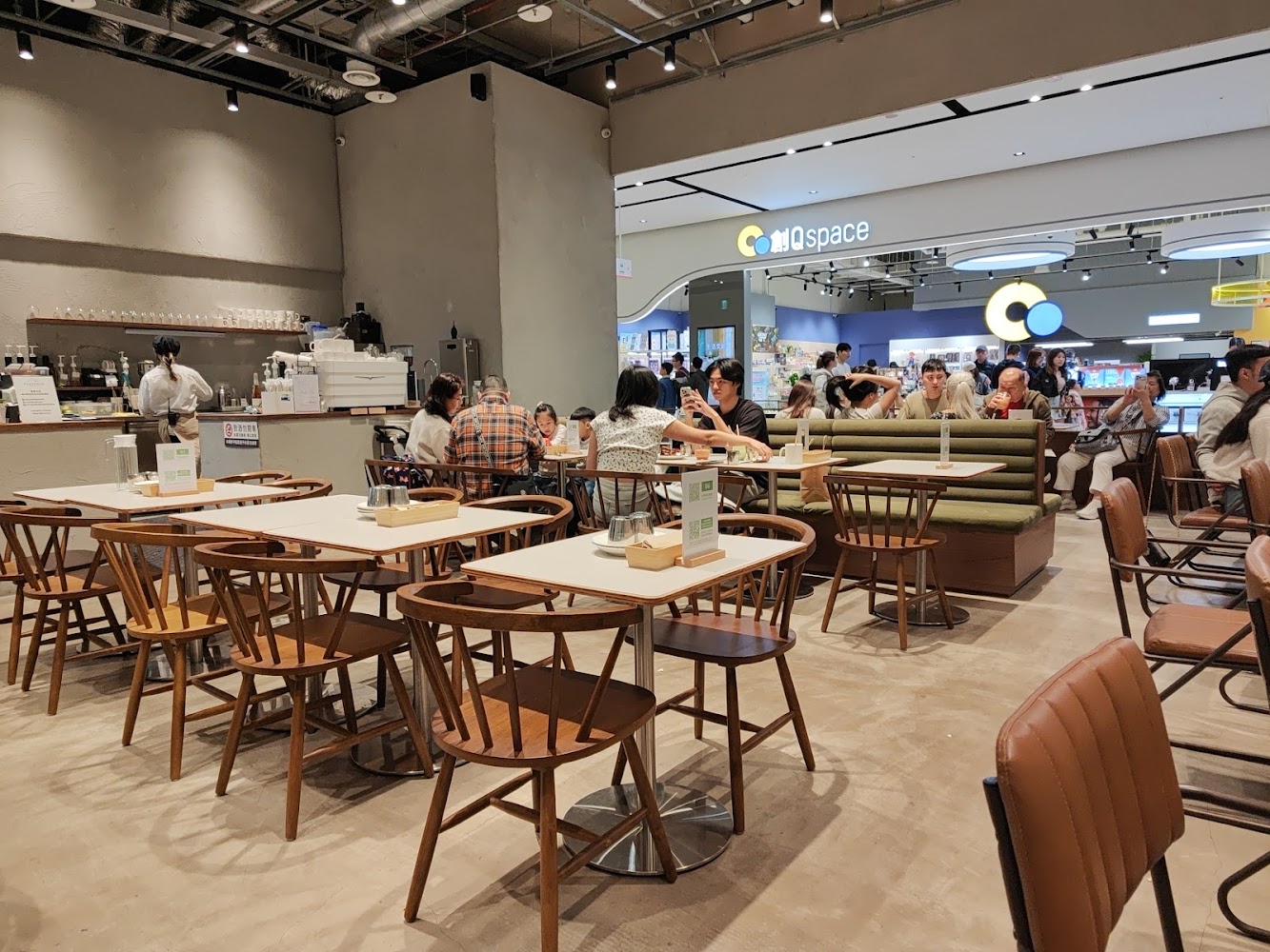 現代風咖啡餐廳空間，木質桌椅與明亮用餐區