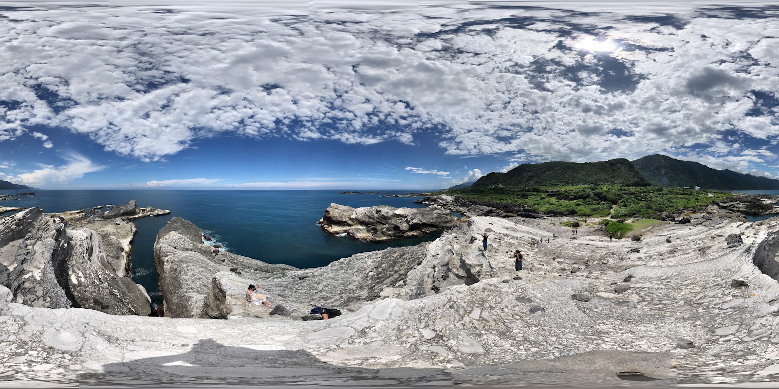 石梯坪白色岩盤360全景，遊客在岩盤上漫步，礁岩突出海中，藍天白雲