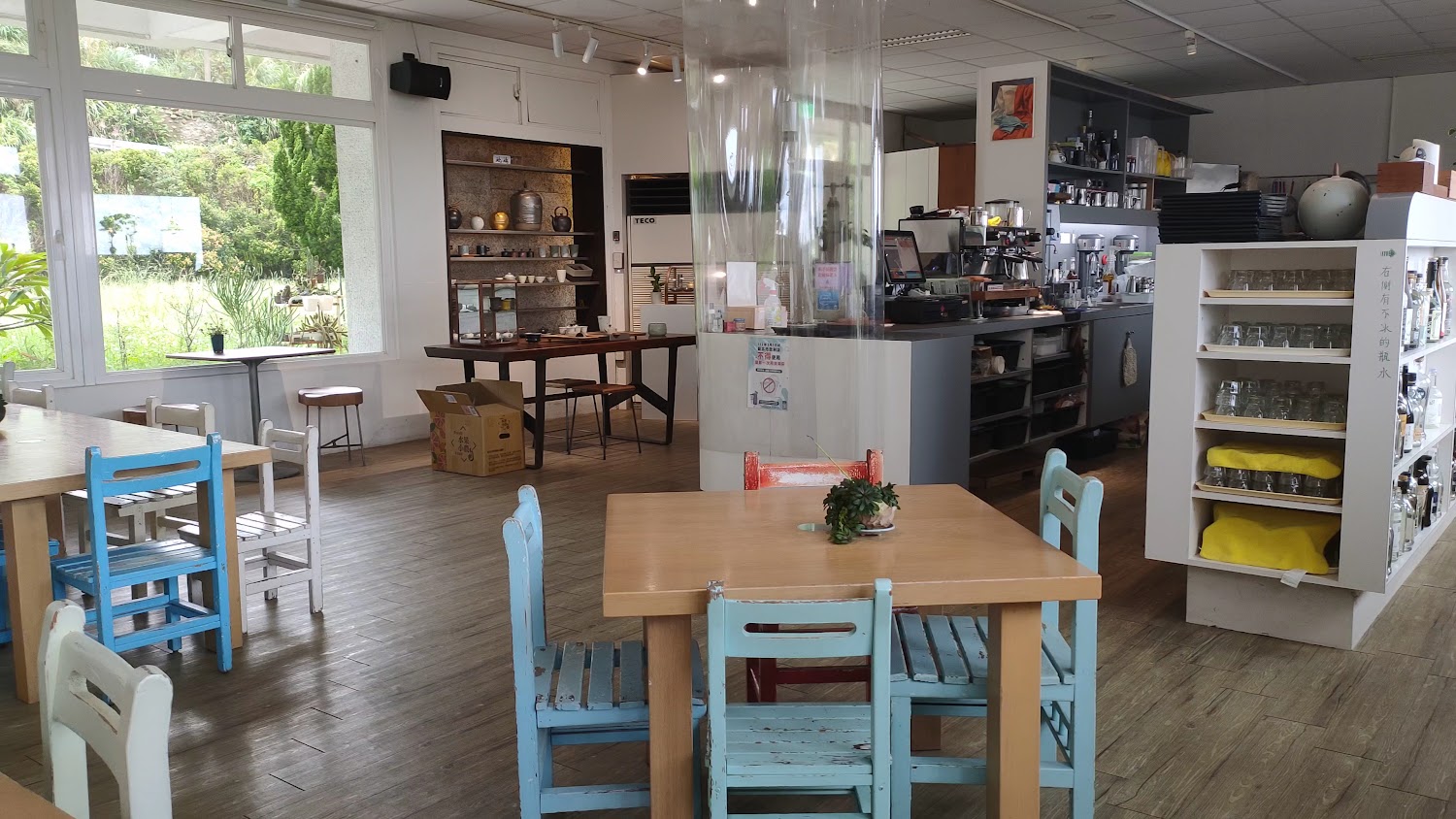 白日夢Tea Cafe櫃台與木質展示空間