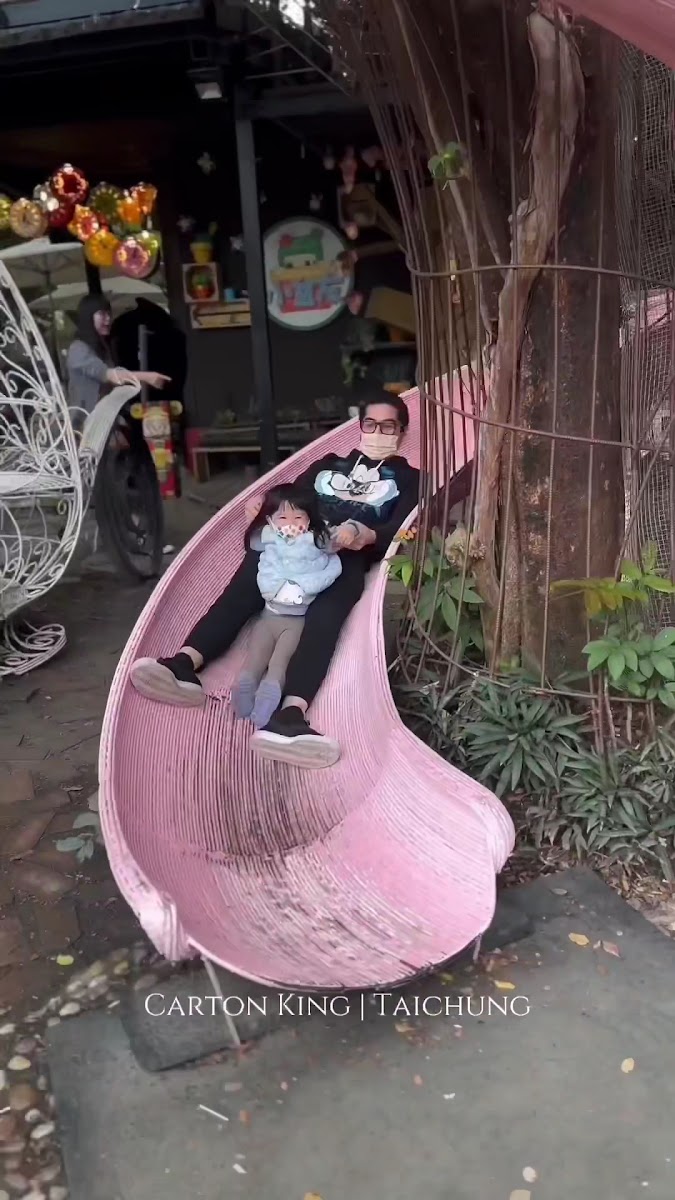 紙箱王創意園區戶外粉色螺旋溜滑梯親子同樂台中旅遊