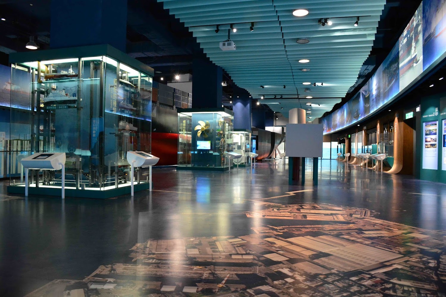 國立海洋科技博物館館內船舶航運展示