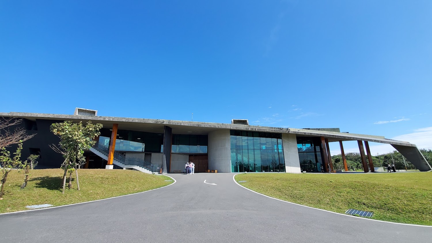 玻璃與清水混凝土建築外觀