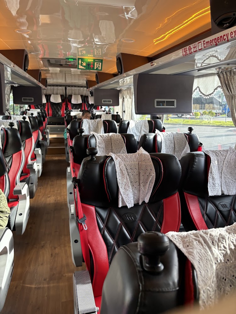 豪華遊覽車內部黑紅座椅