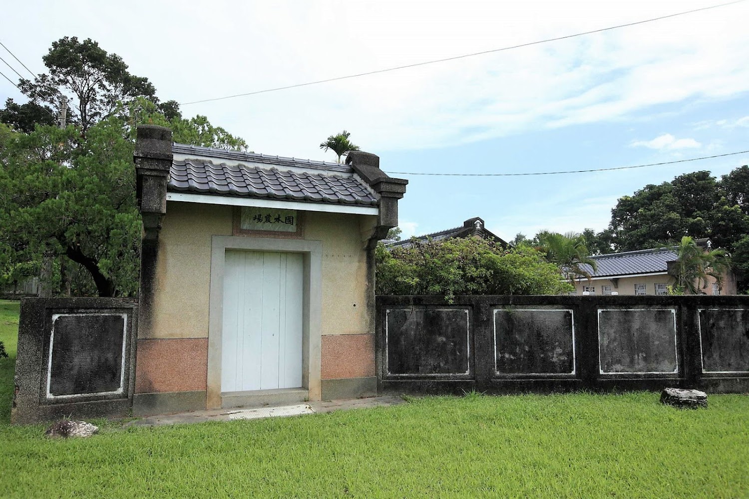 台東卑南王家三合院草地與建築外觀