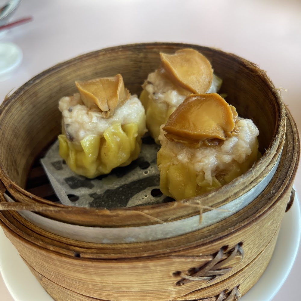 三顆鮑魚燒賣放在竹製蒸籠內
