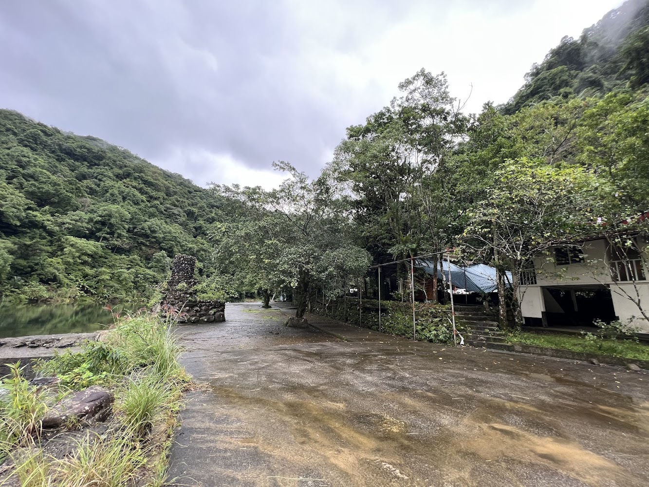 坪林溪畔道路與山林景色