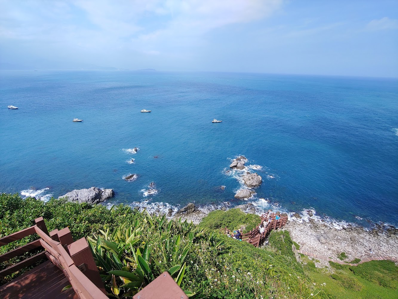 基隆嶼觀景木棧道與海上船隻