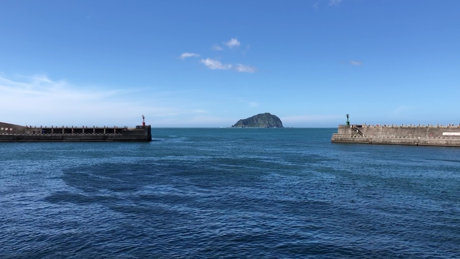 八斗子漁港的海天一色與遠方海島景觀