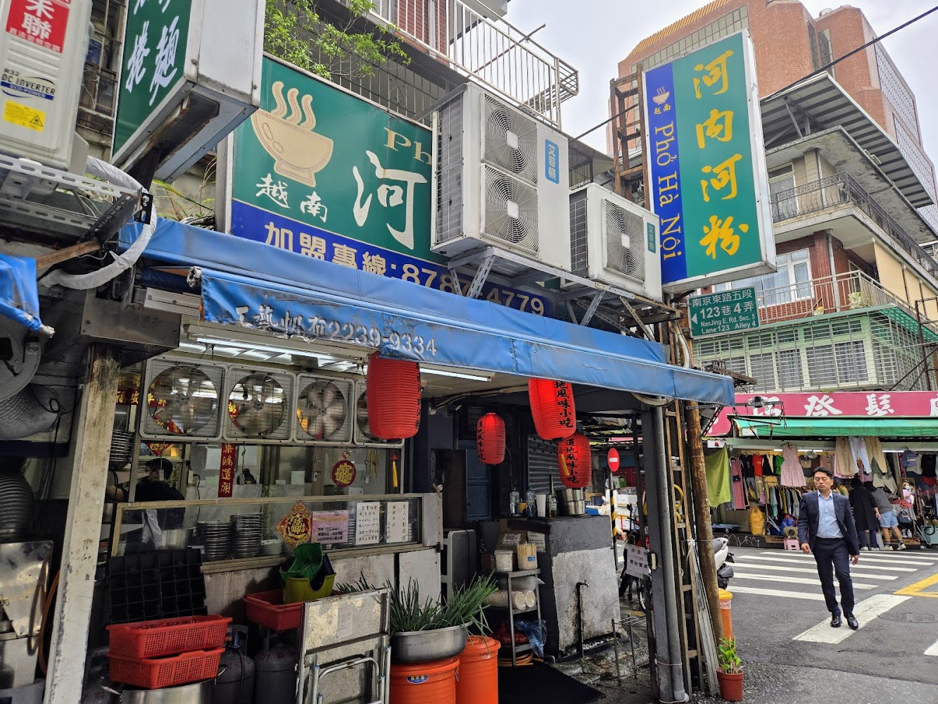 河內河粉店面與紅燈籠
