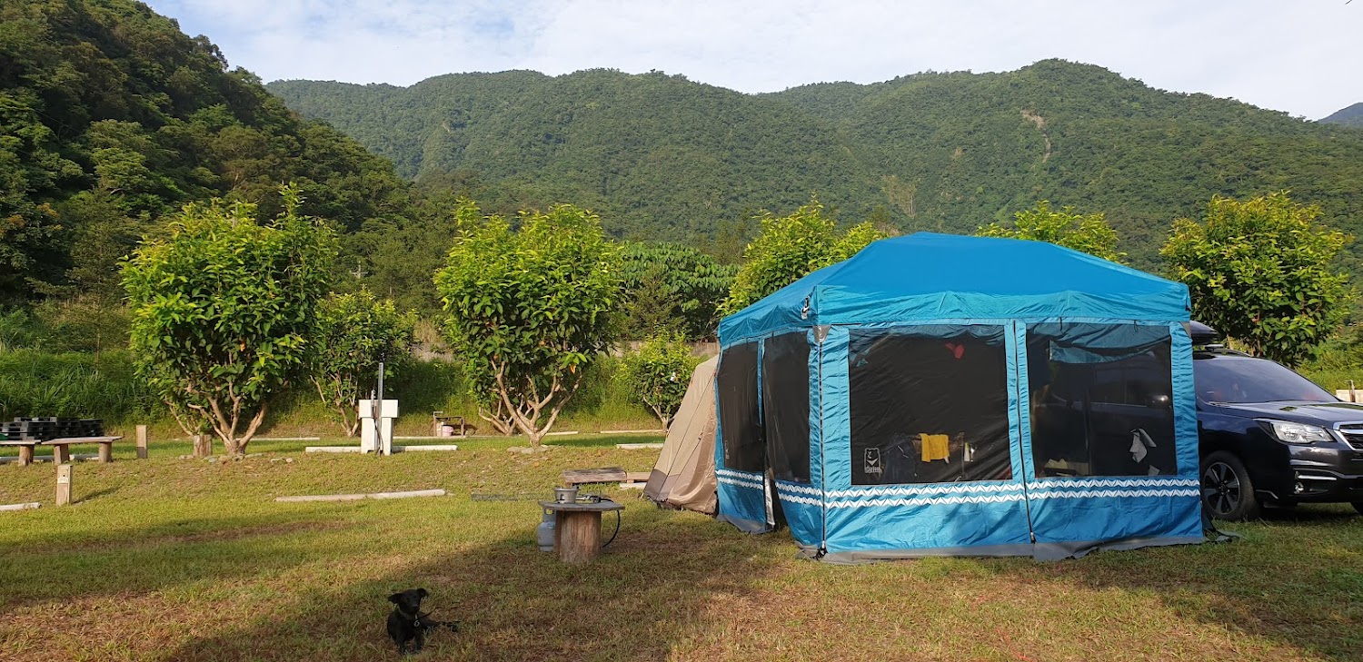 鹿皮山水露營區帳篷與山景