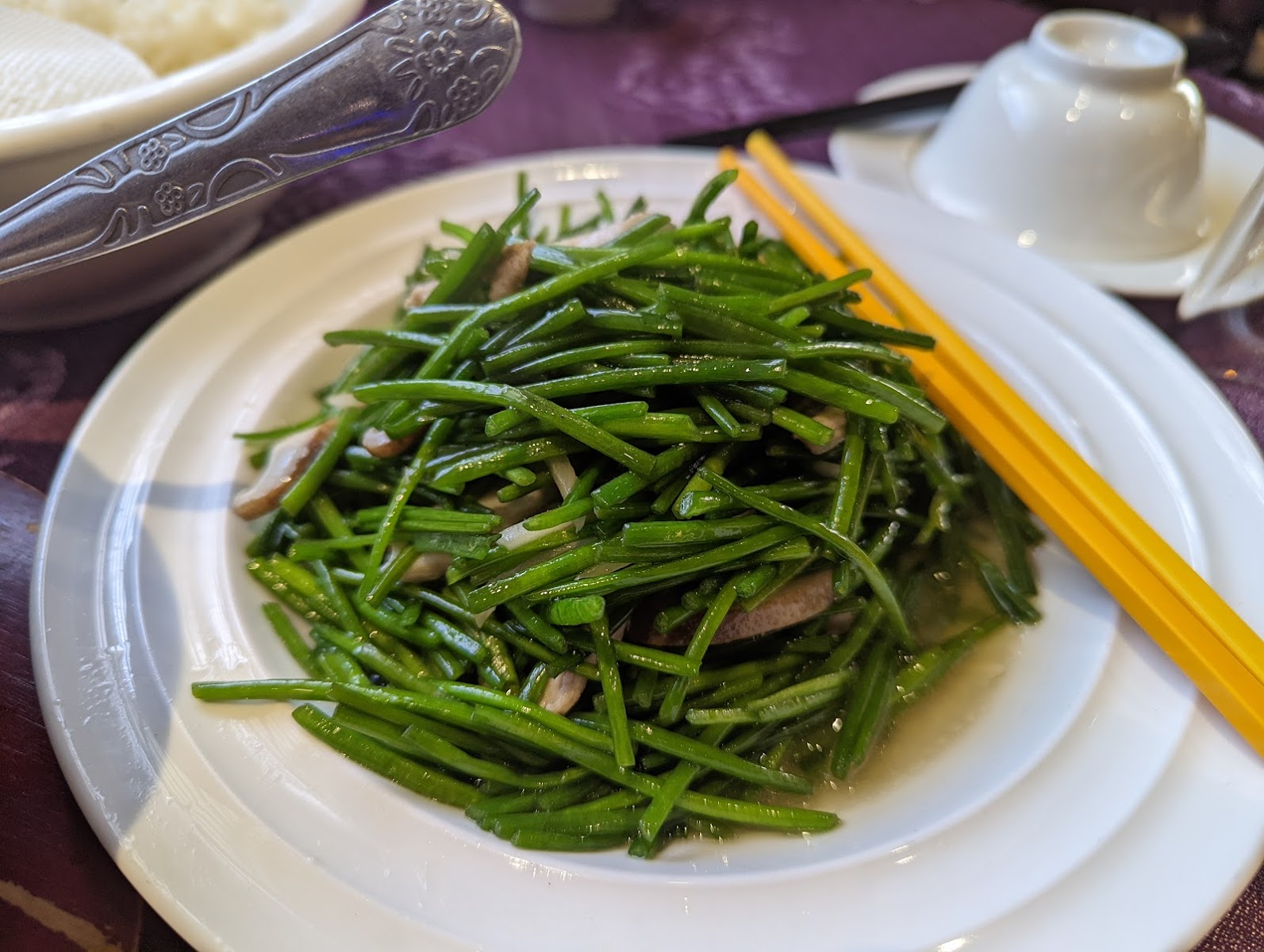 悅禾小館炒韭菜拌蛤蜊，翠綠細韭口感鮮脆新竹合菜配菜