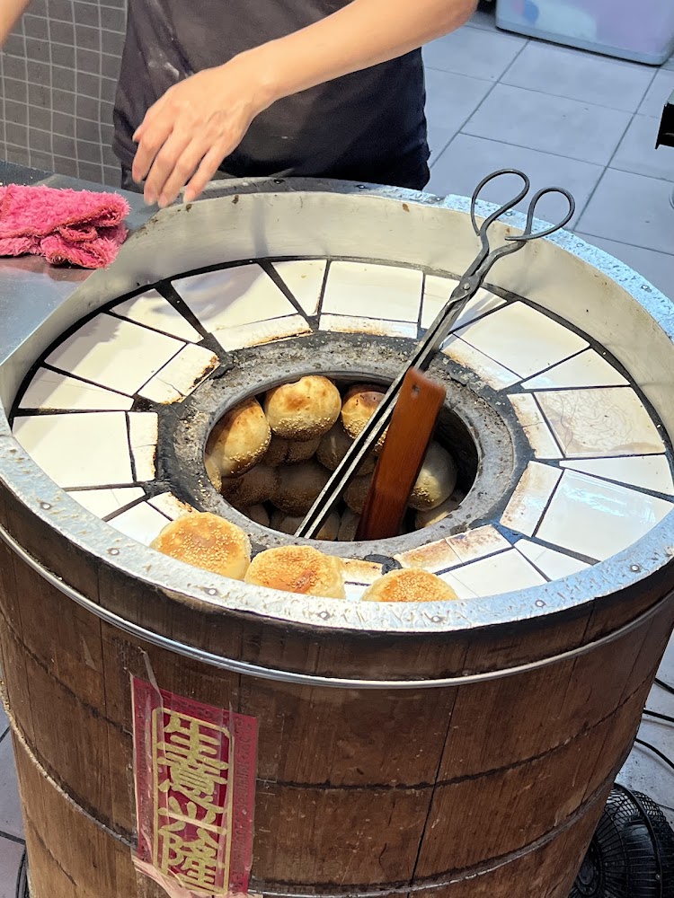 艋舺黃元祖胡椒餅烤爐內貼餅畫面