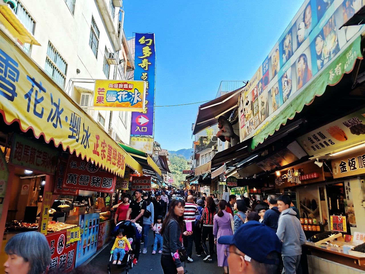 內灣老街另一處熱鬧街景與小吃攤