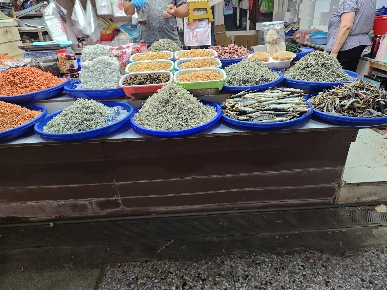 市場內販售各式乾貨小魚乾蝦米