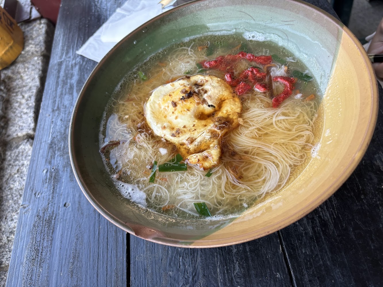 熱騰騰老酒麵線搭配煎蛋與肉絲