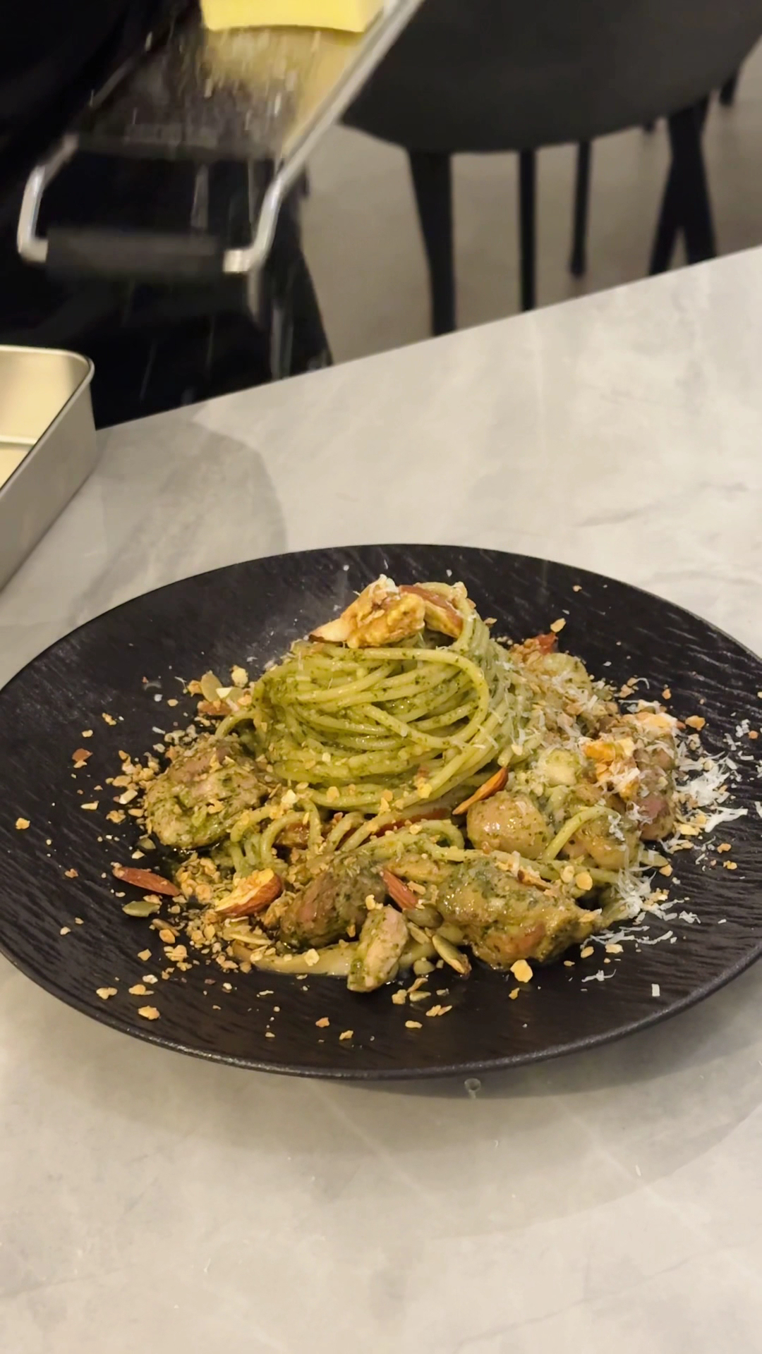 堅果青醬雞肉義大利麵，灑上起司與堅果碎