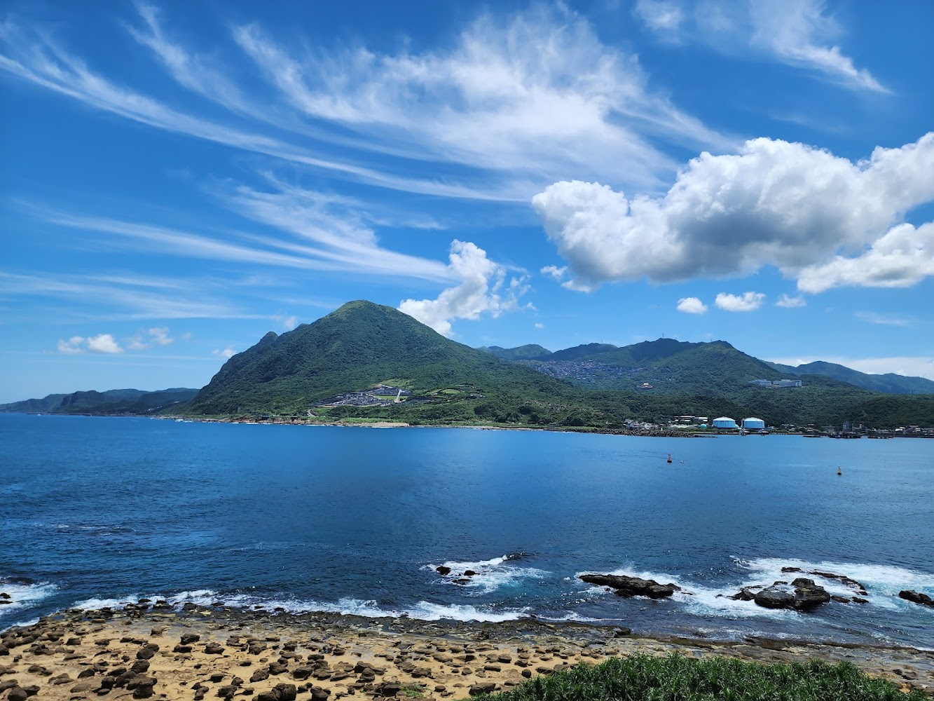深澳岬角清澈海灣與山海景色