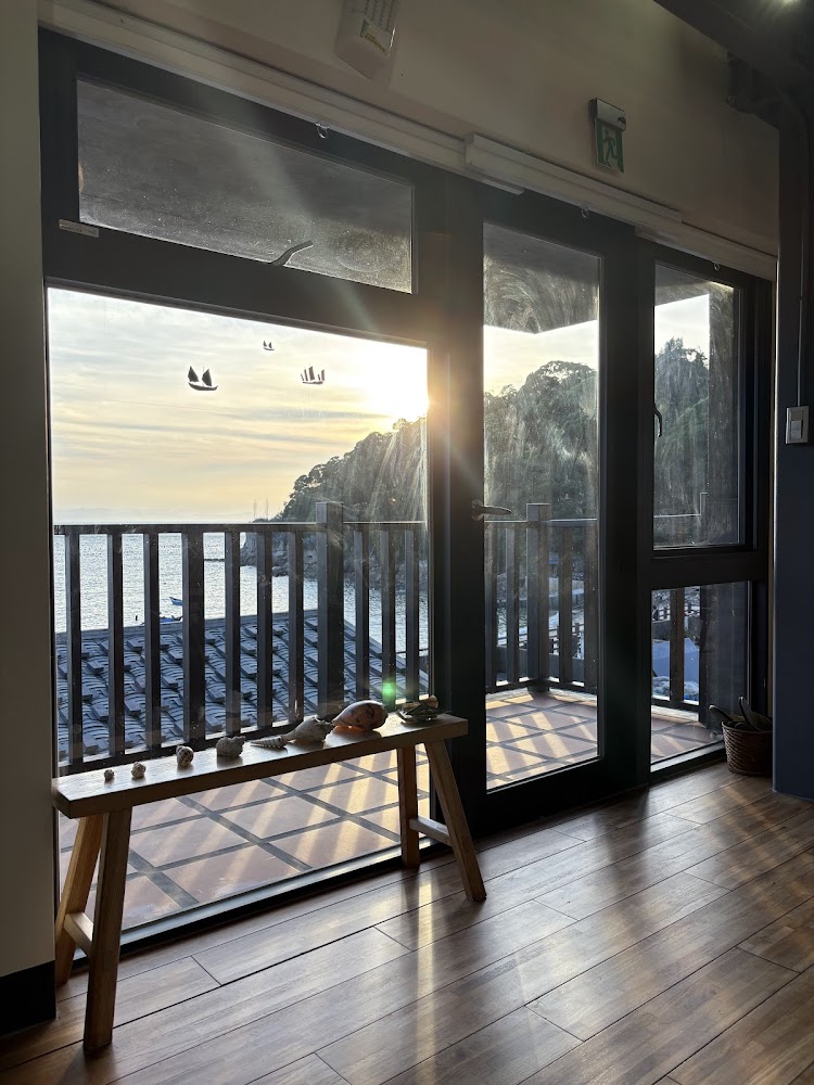 窗邊木地板與夕陽海景